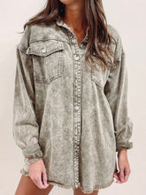 Load image into Gallery viewer, Raw Hem Button Up Denim Jacket