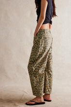 Load image into Gallery viewer, Wide Leg Jeans with Pockets